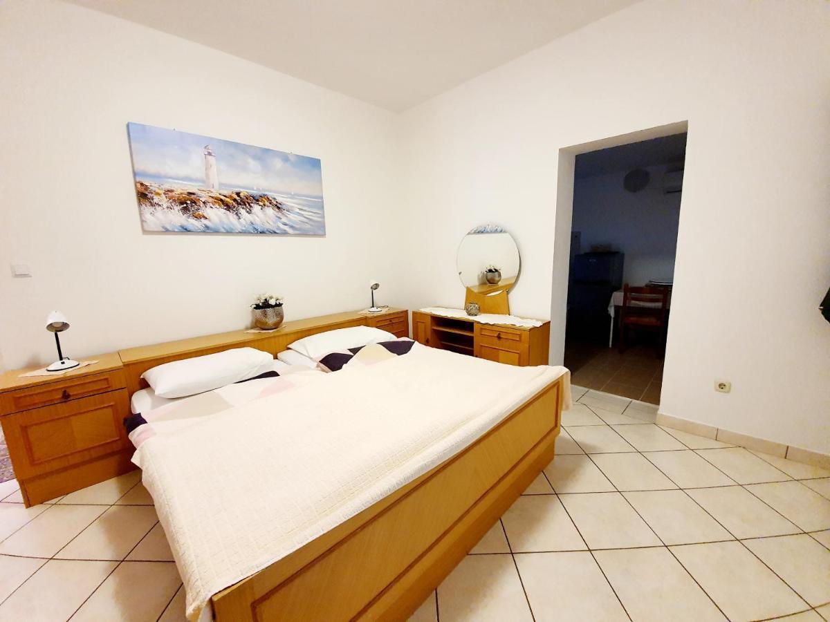 Apartamani Katarina Vl.Ilija Jusup Apartamento Starigrad Paklenica Exterior foto