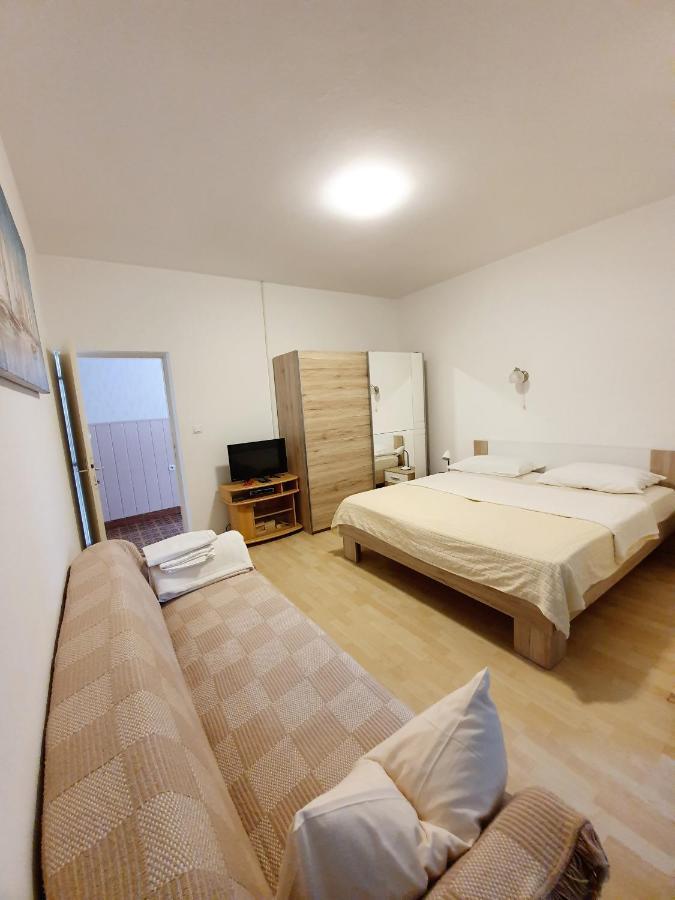 Apartamani Katarina Vl.Ilija Jusup Apartamento Starigrad Paklenica Exterior foto