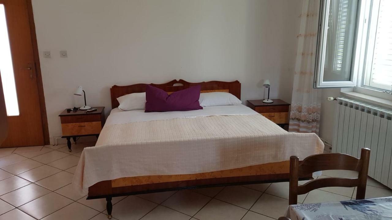 Apartamani Katarina Vl.Ilija Jusup Apartamento Starigrad Paklenica Exterior foto