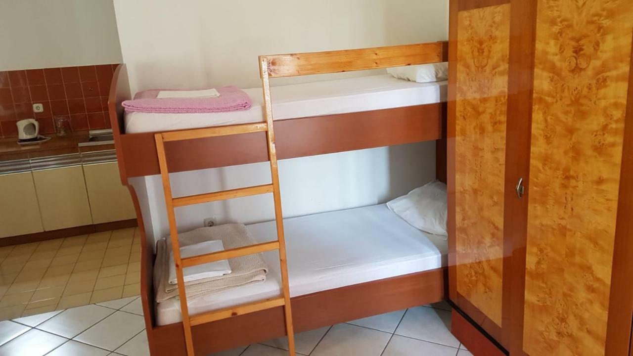Apartamani Katarina Vl.Ilija Jusup Apartamento Starigrad Paklenica Exterior foto