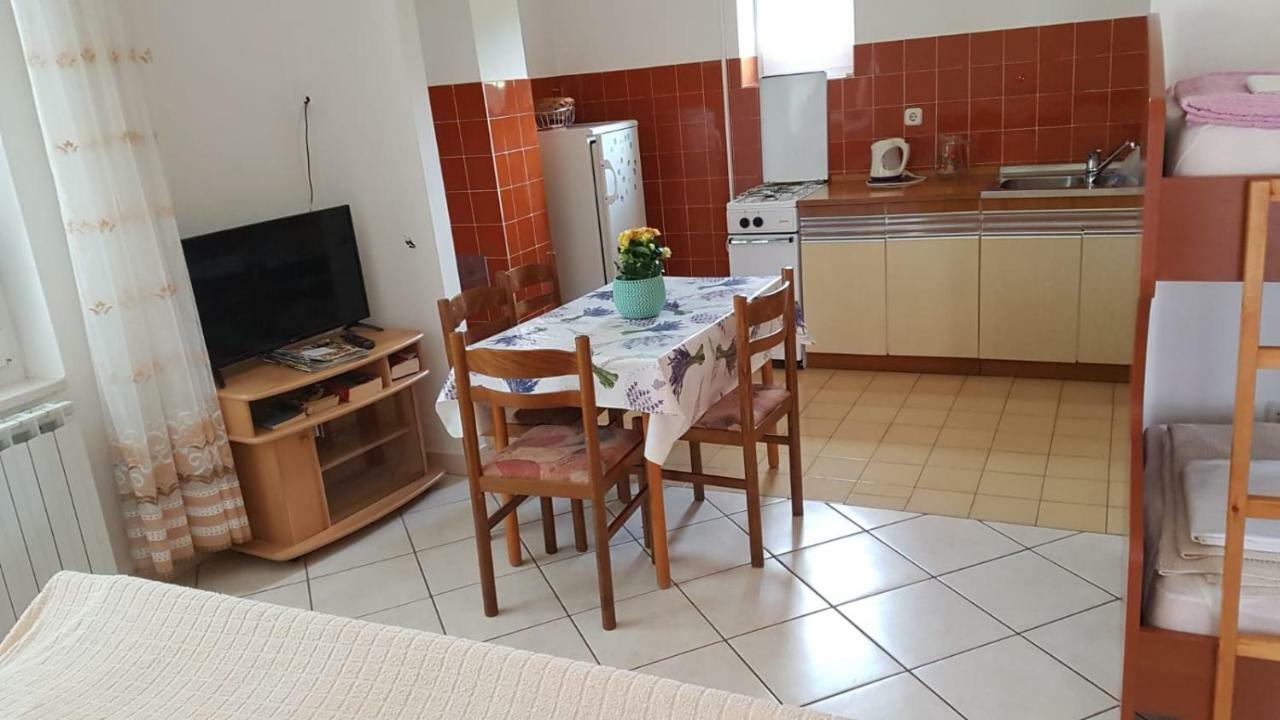 Apartamani Katarina Vl.Ilija Jusup Apartamento Starigrad Paklenica Exterior foto